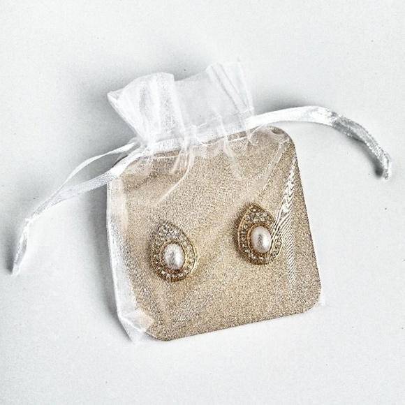 Vintage Goldtone Faux Pearl Earrings - Picture 5 of 6